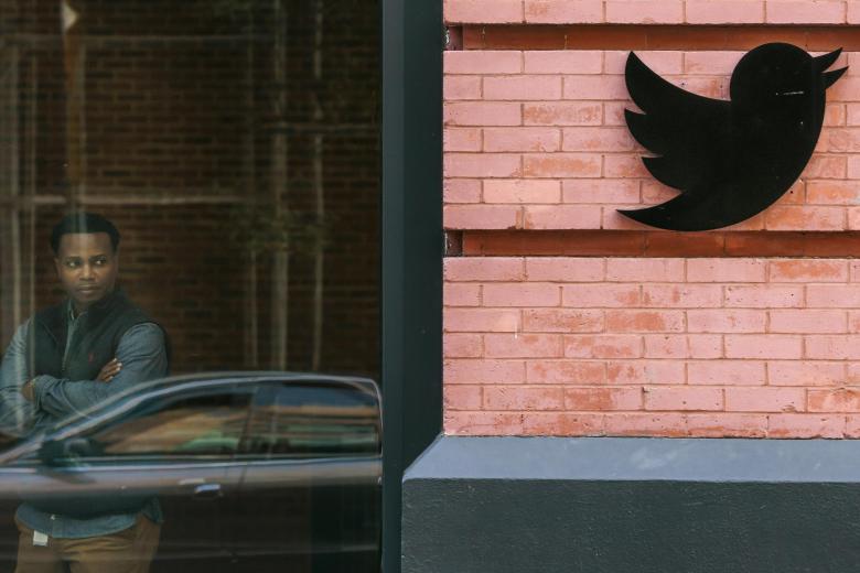 New York (United States), 04/11/2022.- A person exits the Twitter offices in New York, New York, USA, 04 November 2022. The company is reportedly laying off closer to half of its employees as part of change in corporate strategy related to Elon Musk's purchase of the company on 27 October 2022. (Estados Unidos, Nueva York) EFE/EPA/JUSTIN LANE