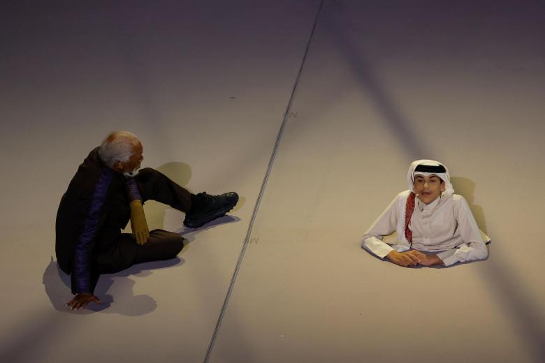 El actor Morgan Freeman y el youtuber Ghanim al Muftah durante la ceremonia de inauguración del Mundial de Qatar 2022