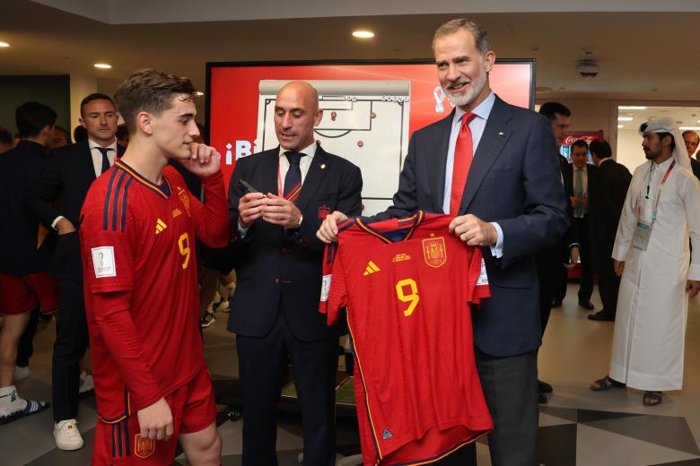 Gavi, que fue elegido mejor jugador del partido, fue el encargado de entregar la camiseta al Rey Felipe VI