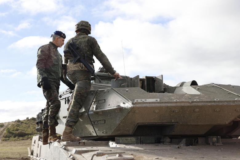 El Rey Felipe VI recibe explicaciones sobre el funcionamiento del Leopard 2 E. Además del objetivo principal del INTEVAL 22, este ejercicio tiene como objetivos secundarios la evaluación del Batallón de Infantería Mecanizada “Covadonga” I/31 y el tiro de las armas principales de la Brigada de Infantería “Guadarrama” XII (BRI XII): carros de combate, vehículos de combate, artillería y misiles contracarro, principalmente.