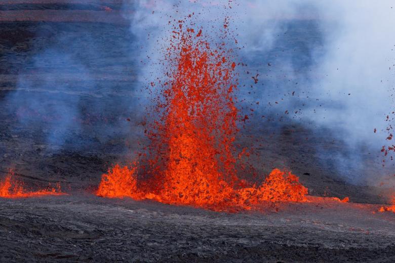 Cascada de lava fluyendo desde el interior del cráter Mokuaweoweo por la grieta noreste del volcán Mauna Loa, en la isla de Hawái