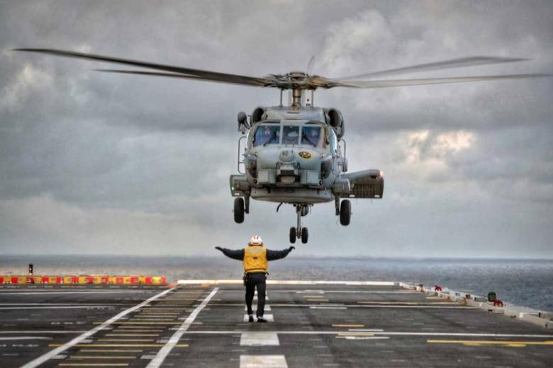 Helicóptero SH-60 B tomando en la cubierta del Buque de Proyección Estratégica “Juan Carlos I”