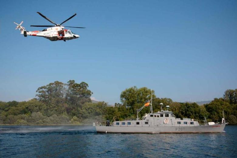 JUNIO. El patrullero Cabo Fradera realizando un ejercicio de
evacuación de heridos en el tramo internacional del Río Miño en
colaboración con un helicóptero de Salvamento Marítimo