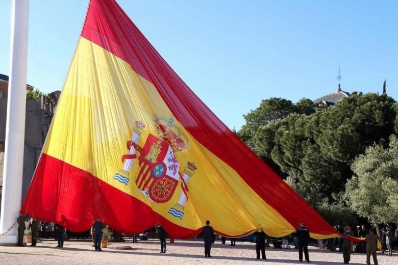 OCTUBRE. En el 12 de octubre, Día de la Fiesta Nacional, los Ejércitos, la Armada y la
Guardia Civil durante el izado de la Bandera en la Plaza de Colón en Madrid