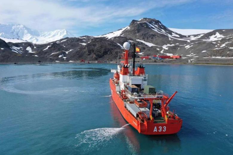 DICIEMBRE. El buque de investigación oceanográfico “Hespérides” dando apoyo
logístico a la Base antártica española “Juan Carlos I” del Consejo
Superior de Investigaciones Científicas en la isla Livingston.