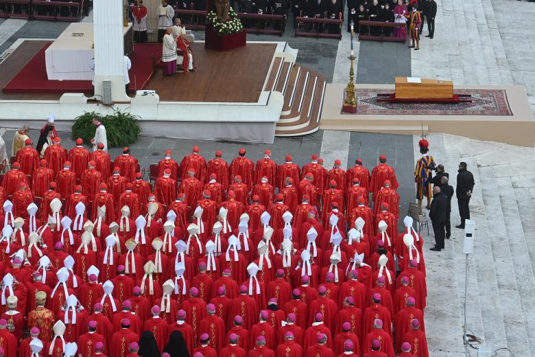 Los obispos y cardenales que han acudido a la ceremonia se sitúan en los laterales del altar