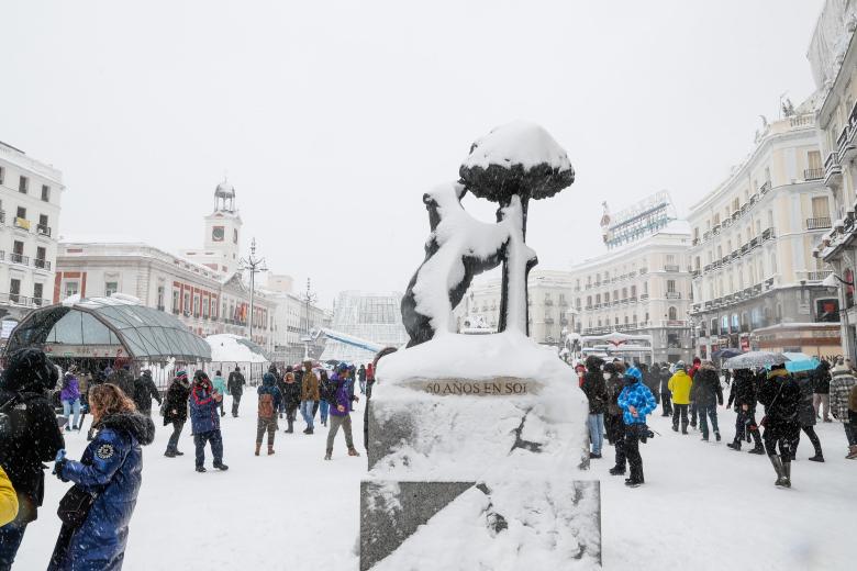 El Oso y el Madroño en la Plaza del Sol, Madrid, durante filomena.