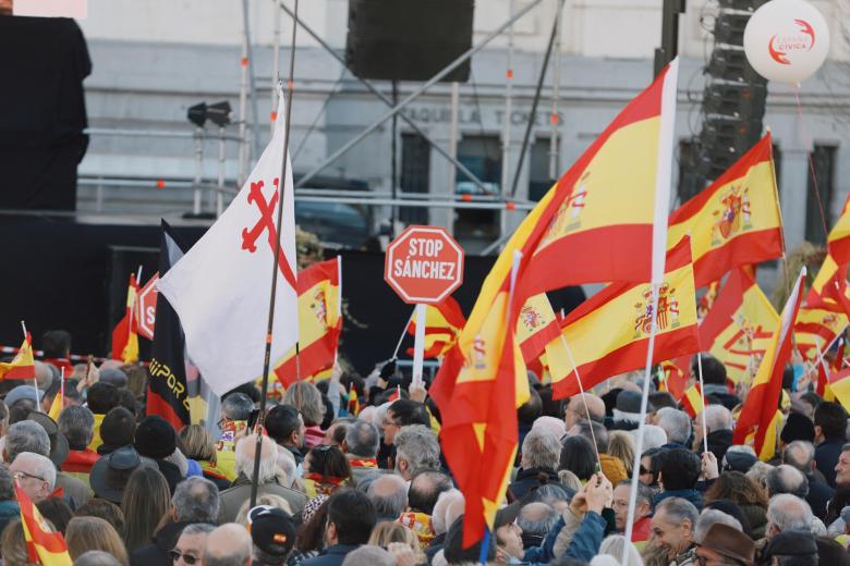 Banderas de España y otras enseñas han ondeado en Madrid