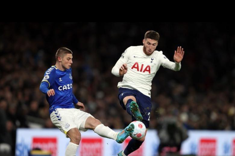 Matt Doherty, a la derecha de la imagen, en un partido con el Tottenham esta temporada