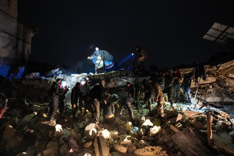 Civiles y equipos de rescate trabajan juntos en las ciudades sirias arrasadas por el terremoto