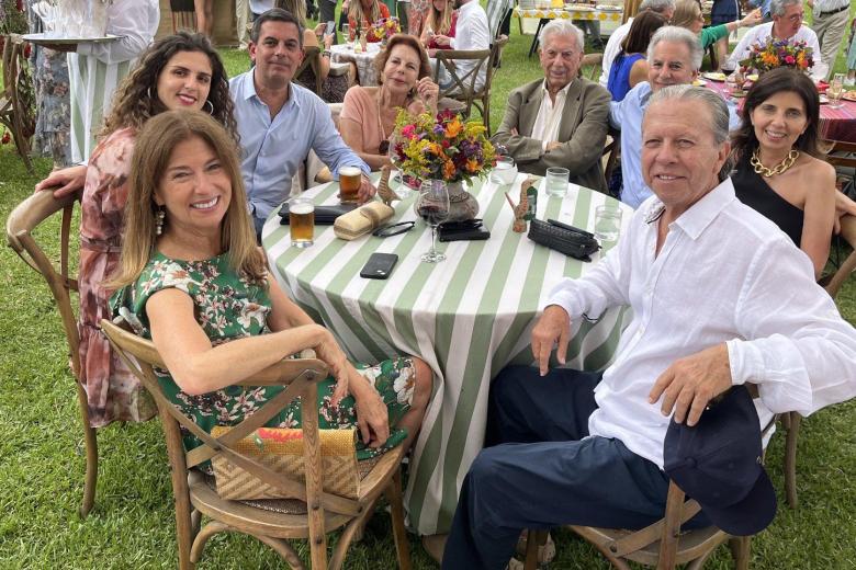 Mario Vargas Llosa y su exmujer Patricia, con sus hijos