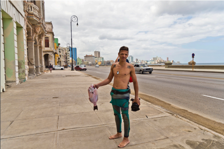Un joven enseña su botín tras una mañana de pesca en la zona del “Malecón”. La escasez de alimentos hace que los cubanos se las ingenien para comer cada día