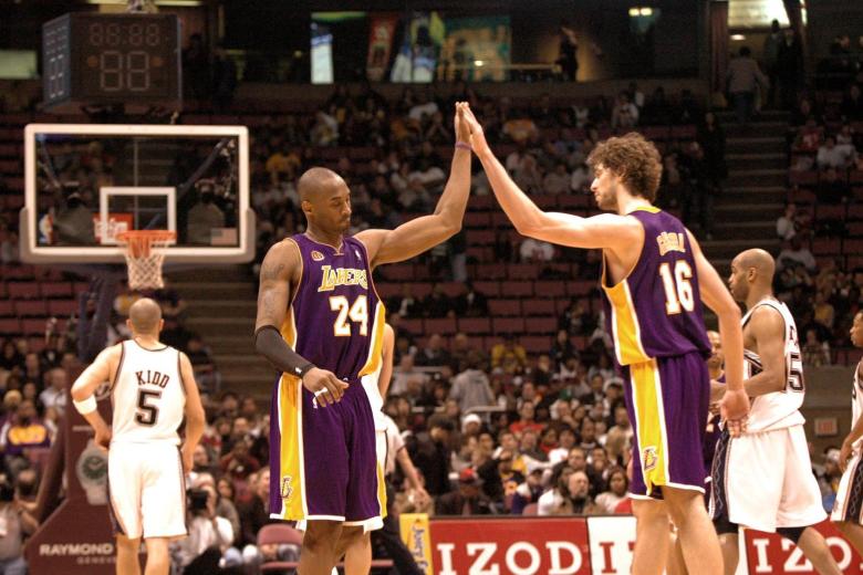 Pau debuta con los Lakers en febrero de 2008, cuando salió de Memphis Grizzlies en busca de un equipo con el que luchar por el anillo