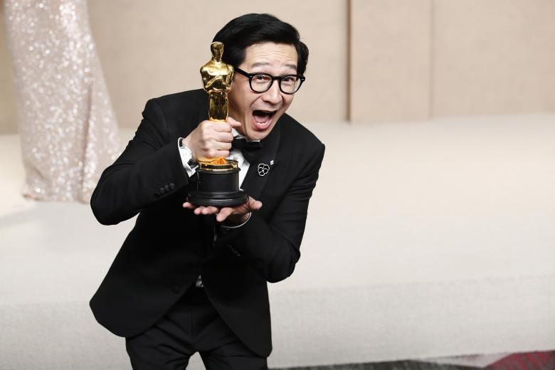 Ke Huy Quan posa con su Oscar al mejor actor de reparto por Todo a la vez en todas partes