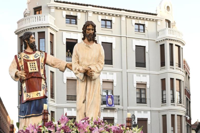 LOGROÑO 04/04/2023.- Salida en procesión del paso de Nuestra Señora del Rosario, este martes por el Casco Antiguo de Logroño, que custodia desde 2008 la Cofradía de la Santa Cruz de los Hermanos Maristas de Logroño, en el que una veintena de mujeres, de entre 18 y 58 años, levantan sobre sus hombros un trono que pesa unos 500 kilos. EFE/ Raquel Manzanares