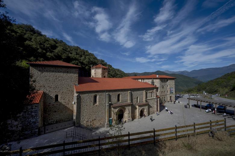 Santo Toribio, relata el prior, era custodio de las reliquias que se conservaban en el Santo Sepulcro, y ante la difícil situación que vivía Jerusalén, pidió permiso al obispo Juvenal para sacar de tierra santa un trozo del brazo horizontal de la cruz de Cristo. Viajó con ella a Astorga, donde fue obispo y donde falleció, pero la ciudad fue arrasada en 714 por los musulmanes que invadieron la península. «Los cristianos de Astorga quisieron salvar las cosas de valor y entre ellas salvan los restos de Santo Toribio y la reliquia de la cruz», recuerda José María Lucas. UN LUGAR SEGURO Cuando los astorganos llegaron en su huida al monasterio lebaniego, «un lugar bellísimo y de difícil acceso» dedicado entonces a San Martín de Tours, pensaron que era un sitio seguro para enterrar los restos de Toribio y para guardar la reliquia, considerada por la Iglesia como el fragmento más grande que se conserva de la cruz en todo el mundo. La primera noticia sobre el monasterio aparece en un cartulario del año 825, aunque la tradición dice que ya existía en el siglo VI, cuando otro Toribio, un monje de Palencia, se instala en él con unos compañeros. Pero de esa historia no hay nada escrito, apunta el prior. En el archivo de la catedral de Palencia se conservan documentos de peregrinos del siglo XV que hablan de su experiencia en el camino. «El boca a boca, el conocimiento de que aquí hay una reliquia de la cruz hace que se convierta en un lugar de peregrinaje», explica. Hasta Santo Toribio llegan entonces peregrinos que van a Santiago de Compostela por la ruta del norte, se detienen en San Vicente de la Barquera, desde donde siguen el camino hasta Liébana y luego toman la ruta francesa de Santiago. «Hay otros que vienen de Castilla, atravesando los montes y los puertos, otros de Asturias y otros de León», detalla el padre franciscano. Fue en 1512 cuando el Papa Julio II, a petición del abad del monasterio, nombró una comisión con la misión de estudiar si Santo Toribio podía ser declarado lugar de peregrinaje permanente teniendo en cuenta la tradición, la presencia de la reliquia de la cruz y algún día jubilar que parece que se había celebrado anteriormente. Tres años después, en 1515, su sucesor, el Papa León X, accedió a la petición y desde ese momento empezaron a celebrarse años jubilares. El de 2023 será el número 74. Según el prior, ha habido momentos de mayor presencia de peregrinos y otros de menor afluencia, sobre todo, cuando con la desamortización, el monasterio quedó «vacío y abandonado» pero la reliquia, el Lignum Crucis, siguió allí. «Igual entonces la afluencia fue menor pero ha sido continúa desde la Edad Media», asegura. PEREGRINOS DEL SIGLO XXI ¿Y en pleno siglo XXI? El guardián de la puerta del perdón recurre a un proverbio árabe que ha hecho suyo para explicar que ahora hay tres tipos de peregrinos: los que andan el camino con los pies, pensando en el esfuerzo físico y el reto de superarse cada día, los que peregrinan con los ojos, disfrutando de la cultura, el arte y los paisajes, y los que lo hacen con el corazón, con una motivación espiritual. Para ellos, dice, el peregrinaje «es un encuentro consigo mismos, un momento de reconciliación, el cumplimiento de una promesa...» «A nosotros, como comunidad franciscana que estamos en el monasterio, lo que nos toca es ofrecer hospitalidad a los que lo hacen con los pies, con los ojos o con el corazón, ofrecerles un espacio de acogida consigo mismos y con Dios», añade. El prior no cree que vayan a atravesar la Puerta del Perdón los dos millones de visitantes que espera el Gobierno de Cantabria, pero sí un millón, una cifra que ya se alcanzó en el último Año Santo, el de 2017. Y no teme que el Año Jubilar acabe con la tranquilidad de su comunidad, que no se dedica a la vida contemplativa sino a «estar en el mundo, en contacto con la gente». De hecho, es tan activa en su día a día que entre las misiones de los franciscanos de Santo Toribio está ejercer como párrocos de los 22 núcleos rurales que hay en el entorno del monasterio.«Para nosotros es una buena oportunidad de ofrecer lo que somos y los que nos hace vivir», afirma