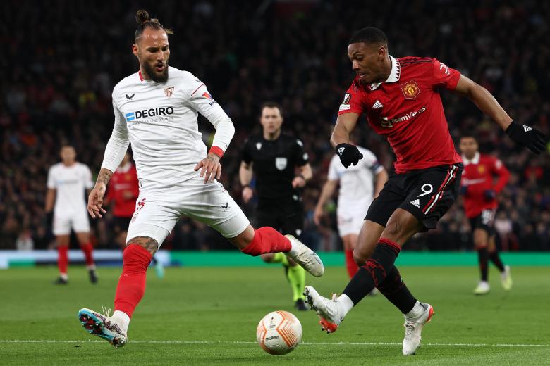 Anthony Martial (d) dispara cruzado ante la mirada de Nemanja Gudelj (izquierda) en el partido de ida en Old Trafford