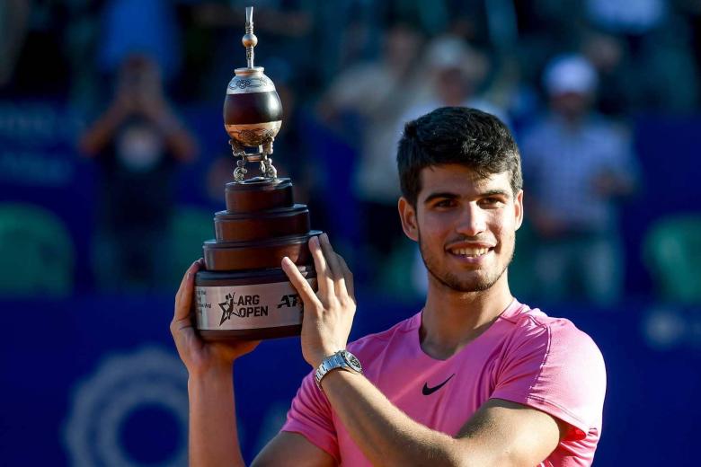 Carlos Alcaraz levanta el título de campeón del ATP 250 de Buenos Aires