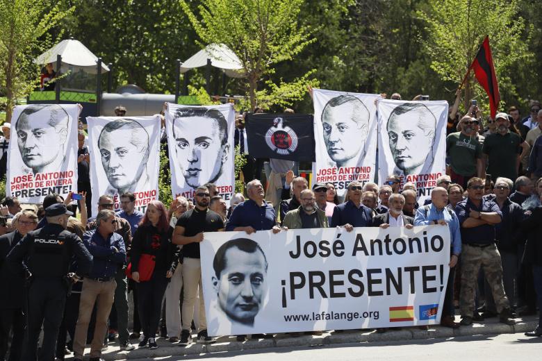 Numerosos partidarios del fundador de La Falange esperando su llegada al cementerio de San Isidro