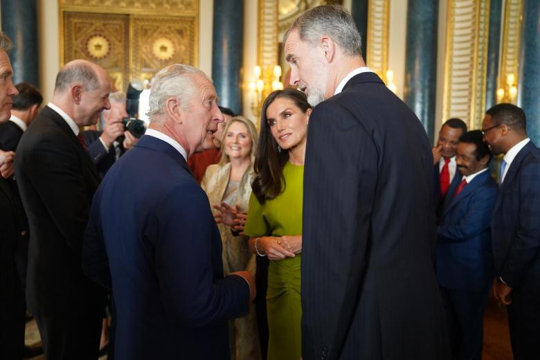 Carlos III (izquierda) habla con los Reyes de España, durante la recepción en el Palacio de Buckingham