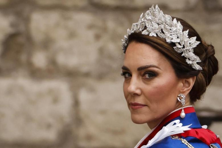 El tocado de hojas de la princesa de Gales es obra de Jess Collett para Alexander McQueen, hecho con repujados de plata y cristales. Sus pendientes de brillantes y perlas, son herencia de la princesa Diana.