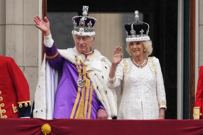 Los Reyes Carlos III y Camila salen a saludar al balcón del Palacio de Buckingham