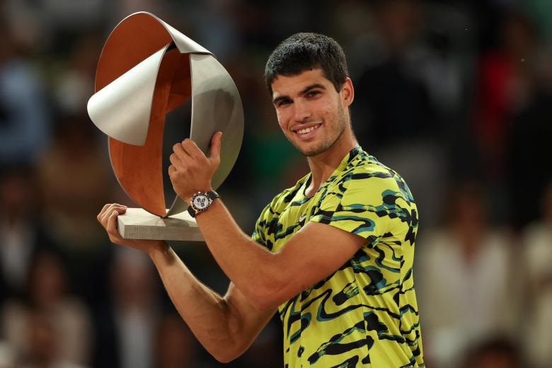 Carlos Alcaraz levanta el trofeo de campeón del Mutua Madrid Open