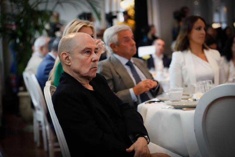 Gabriel Albiac, columnista de El Debate, durante la intervención de Ayuso