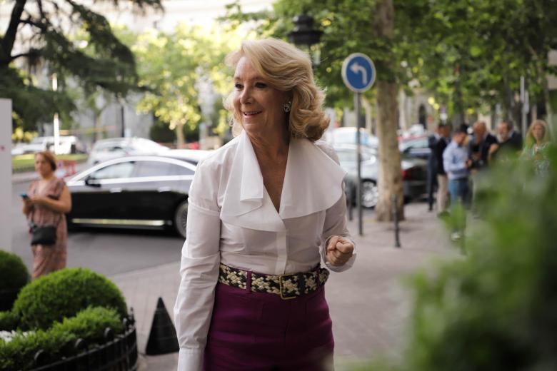 Esperanza Aguirre llega al hotel Ritz para el desayuno informativo de El Debate