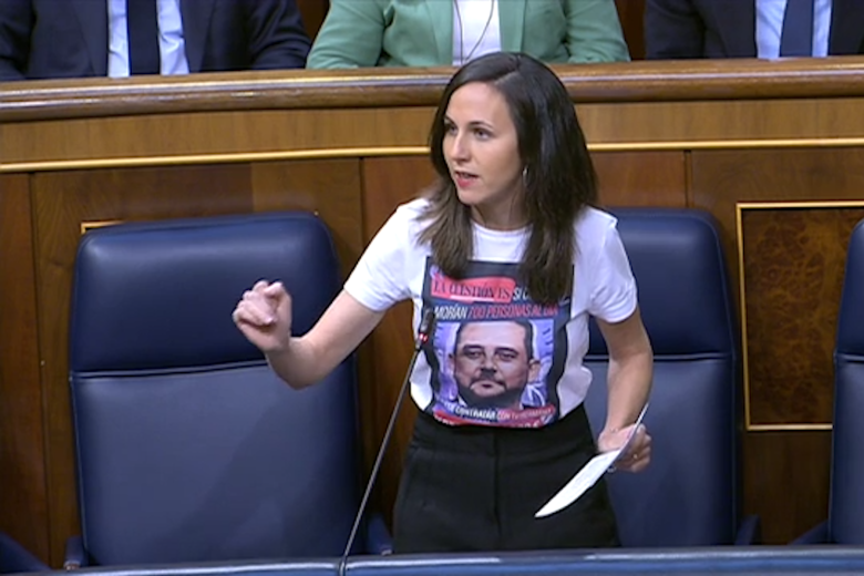 Belarra se presenta en el Congreso con una camiseta ofensiva contra Ayuso y su hermano
