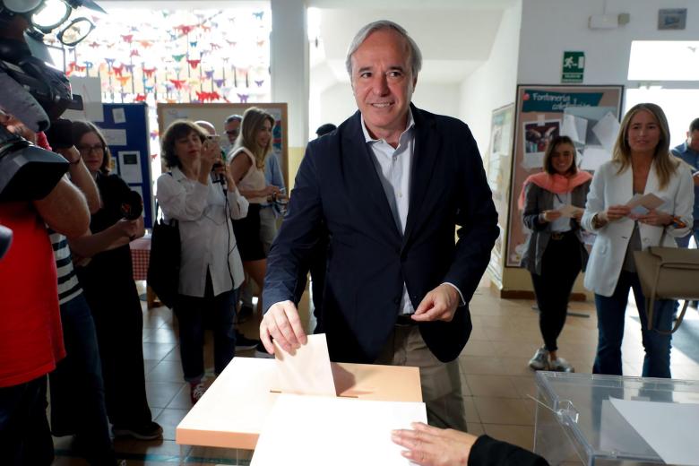 El candidato del PP a la Presidencia de Aragón, Jorge Azcón ejerce su derecho al voto en un colegio electoral de Zaragoza este domingo, durante las elecciones locales municipales y autonómicas.