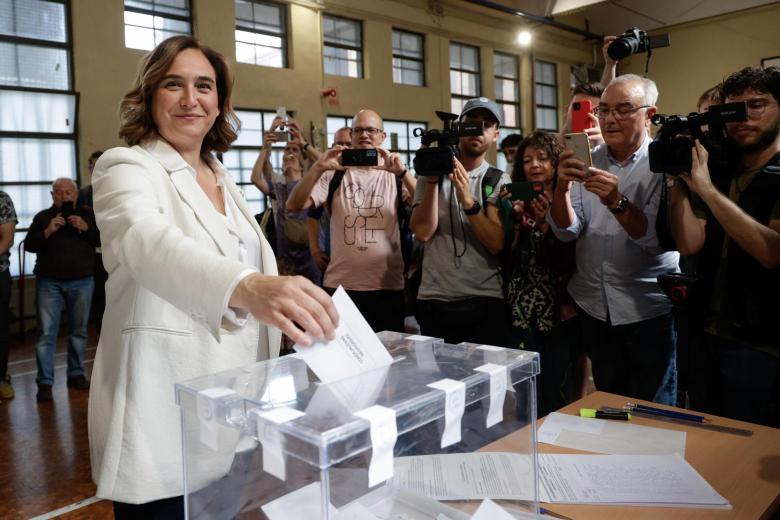 La alcaldesa de Barcelona y candidata de Barcelona en Comú a la reelección, Ada Colau, vota en el Centro Cívico La Sedeta, este domingo