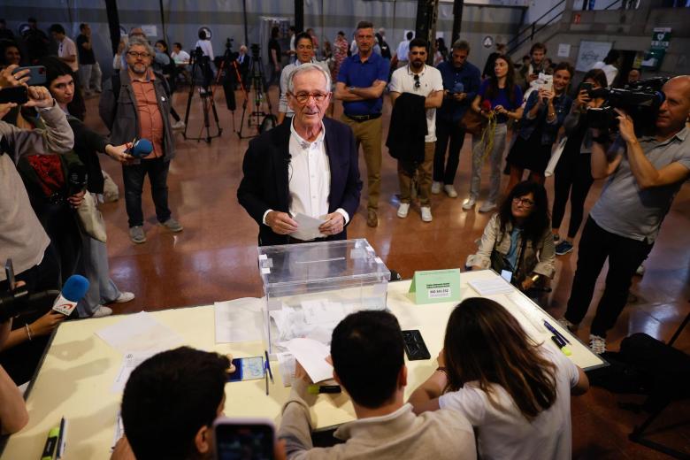 El candidato de JxCat a la alcaldía de Barcelona, Xavier Trías, ejerce su derecho al voto en el Mercado de Galvany, este domingo, en Barcelona.
