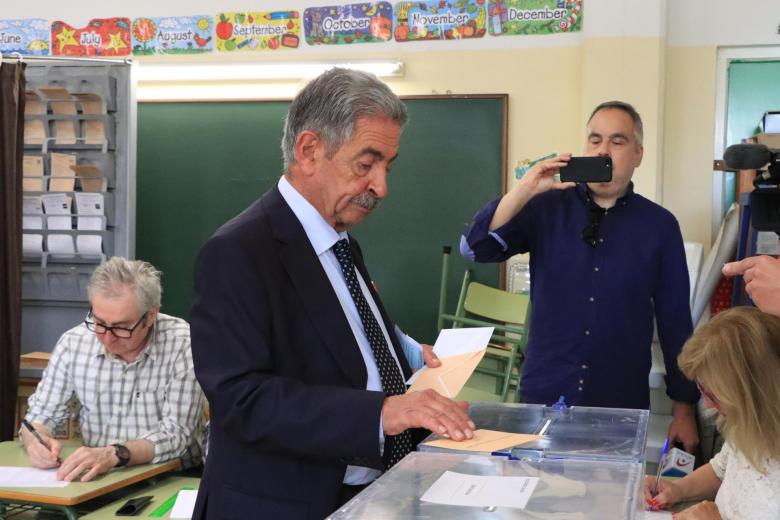 El presidente de Cantabria y candidato del PRC a la reelección, Miguel Ángel Revilla ejerce su derecho al voto en el colegio Fernando de los Ríos, en Astillero, Cantabria.