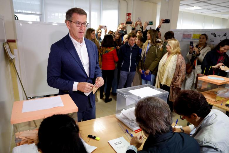 El presidente del Partido Popular, Alberto Núñez Feijóo vota en el colegio electoral del Ramiro de Maeztu en Madrid