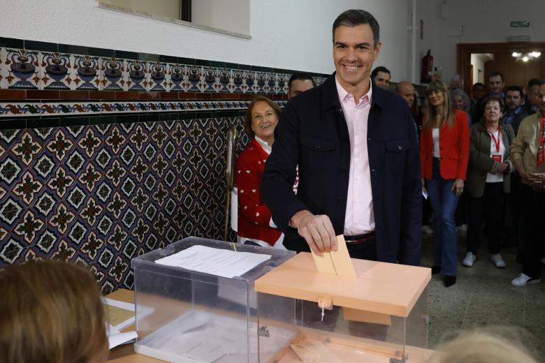 El presidente del Gobierno, Pedro Sánchez, ejerce su derecho al voto en el colegio Nuestra Señora del Buen Consejo, este domingo, durante las elecciones locales municipales y autonómicas