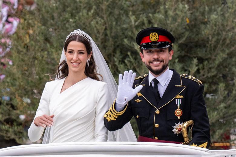 Hussein de Jordania y Rajwa Al Saif saludando al pueblo jordano recién convertidos en marido y mujer