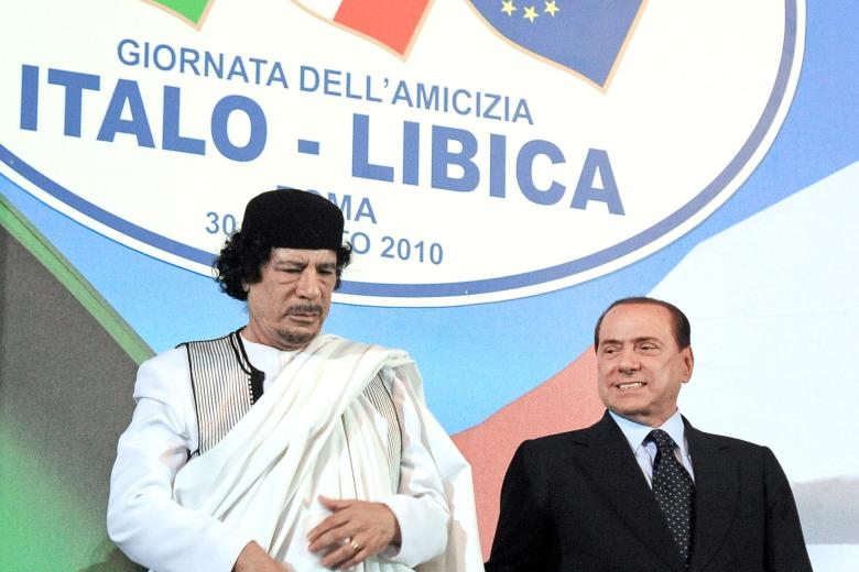 Silvio Berlusconi junto al exdictador libio Moammar Gadhafi en Roma en 2010