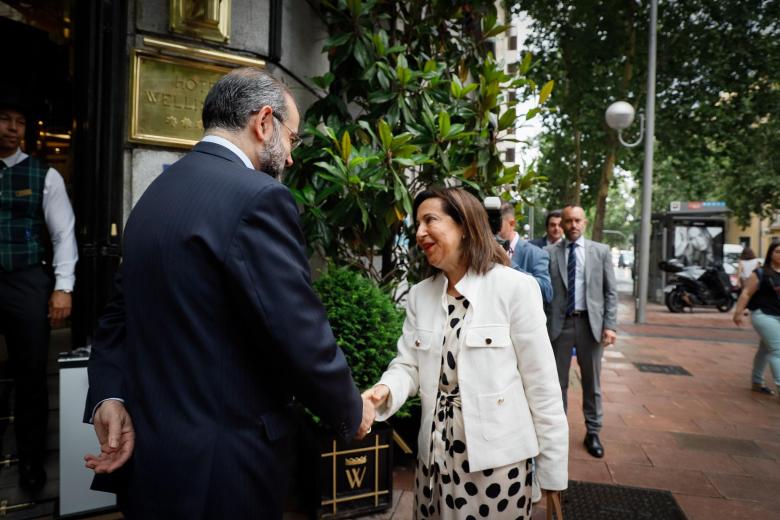El presidente de El Debate, Alfonso Bullón de Mendoza, recibe en el Hotel Wellington a la ministra de Defensa, Margarita Robles