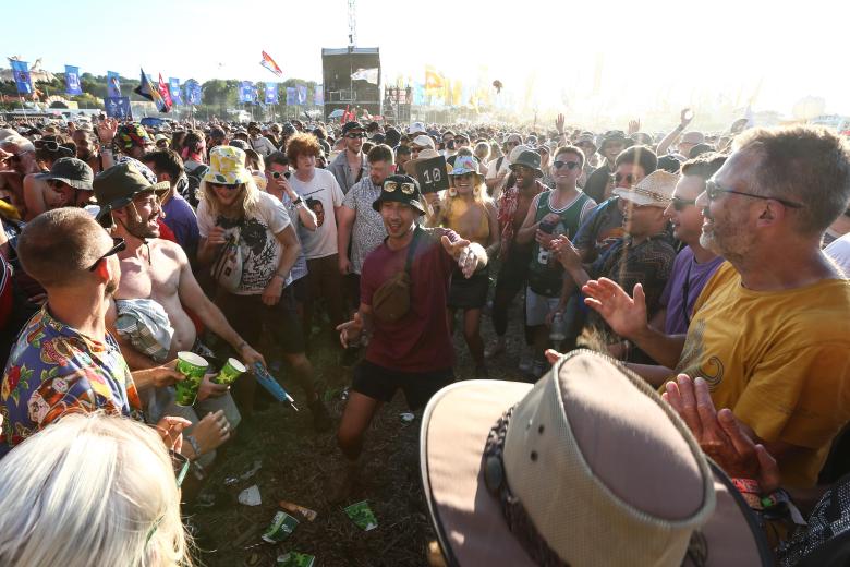 Pilton (United Kingdom), 24/06/2023.- People dance at the West Holts stage at the Glastonbury Festival in Pilton, Britain, 24 June 2023. The Glastonbury Festival is a five-day festival of music, dance, theatre, comedy and performing arts running from 21 to 25 June 2023. (Reino Unido) EFE/EPA/ADAM VAUGHAN