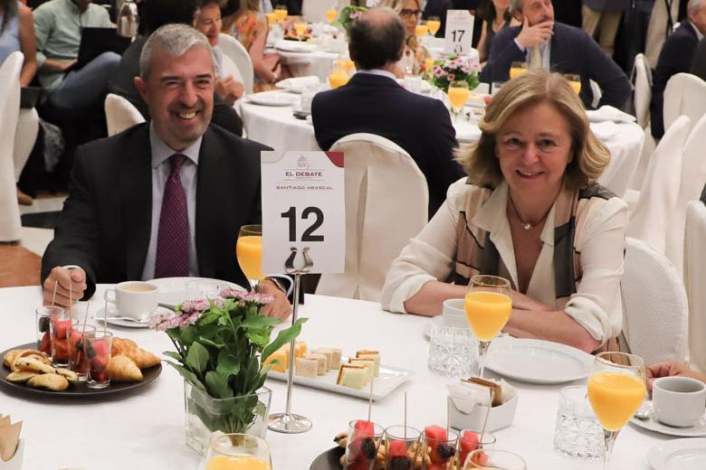 Catalina Luca de Tena y José Ángel Torralba, en el desayuno informativo de El Debate