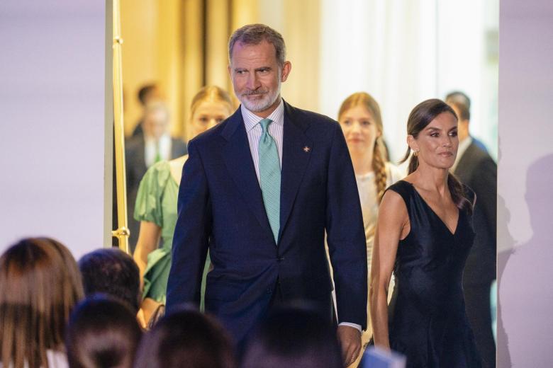 Los Reyes Felipe VI (i) y Letizia (d) asisten a la ceremonia de entrega de los premios Fundación Princesa de Girona, este miércoles en Caldes de Malavella, en Girona. EFE/David Borrat