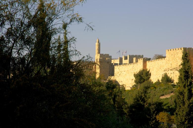 Después de 10 años de planificación y tres de obras y remodelaciones, vuelve a abrir sus puertas un renovado y modernizado Museo Torre de David, en la Ciudad Vieja de Jerusalén, ofreciendo un recorrido interactivo por 4.000 años de historia de la ciudad santa.
«La ciudadela de la Torre de David es la puerta de entrada a la Ciudad Vieja de Jerusalén. Y ahora es el único lugar del mundo que cuenta toda la historia de la ciudad, desde el principio hace 4.000 años. Queremos que el visitante conozca todo sobre la historia, la arqueología y la cultura, implicarlo mediante la tecnología, animaciones, 3-D, además de mostrar evidencias arqueológicas del pasado», explicó a la agencia Efe la directora del Museo Torre de David, Eilat Lieber.
Los mismos muros del museo están cargados de historia: la mayoría pertenecen al edificio del siglo XV, pero hay algunos que tienen 3.000 años de historia.
El enclave de este museo es especial: en la zona alta de la ciudad, casi siempre fue la fortaleza que defendía el lugar o sede de sus gobernantes. «Allí los soldados hebreos de Ezequías construyeron un primer muro, los asmoneos lanzaron ballestas, Herodes erigió un magnífico palacio, los cruzados cavaron túneles, y los mamelucos construyeron el famoso minarete», describe Sara Gómez Armas, la periodista de agencia Efe.
Diez galerías temáticas y maquetas detalladas
El museo nació en 1989, pero con las remodelaciones actuales ha ganado mucho espacio. La zona de exposición cuenta ahora con diez galerías temáticas nuevas en las que se explica la importancia de la ciudad para el judaísmo, el cristianismo y el islam. Ofrece maquetas y modelos detallados de Segundo Templo judío (el que hizo Herodes el Grande, el de la época de Jesús), de la Iglesia del Santo Sepulcro o de la mezquita de la Cúpula de la Roca.
Ademas, el museo ha diseñado un muro multimedia interactivo de 12 metros, que recorre cronológicamente toda la historia de la ciudad santa, desde la época de población canaanita o jebusea hasta la creación del Estado de Israel en 1948. Compara los eventos históricos en Jerusalén con los que sucedían en otras partes del mundo en la misma época.
Lo primero que encuentra el visitante es un vídeo de 3 minutos resumiendo la historia de esta ciudad por la que lloró Jesús, obra del renombrado cineasta israelí Ari Foldman.
«El reto era hacer la historia interesante. Nosotros, los historiadores, sabemos que la historia es fascinante, pero el desafío era que lo fuera también para los demás. Por eso llamamos a los mejores artistas de Israel para crear una bella exposición con múltiples formatos», aclaró Lieber.
Mapas interactivos y digitales
La experiencia inmersiva -con instalaciones de vídeo 360, una esfera y 14 mapas interactivos o maquetas digitales- se completa con objetos de inmenso valor histórico, como restos arqueológicos encontrados en ese mismo espacio de la ciudadela de la Torre de David, algunos con 1.500 años de antigüedad y exhibidos por primera vez; o las propias murallas del recinto, sometidas a un intenso trabajo de conservación, así como el minarete de la época musulmana.
El visitante encontrará muy atractiva la gran maqueta de la ciudad que se exhibió en la Exposición Universal de Viena de 1873, representando a la ciudad tal cual era en esa época, cuando aún estaba bajo dominio del Imperio Otomano. La maqueta estuvo durante años guardada (o perdida, según como se mire) en una institución calvinista en Ginebra, y fue localizada posteriormente por arqueólogos de la Universidad Hebrea.
«Queremos que el visitante sea activo, que pueda tocar las pantallas, jugar, palpar la historia y descubrir todo el contenido. Al final, se trata de descubrir Jerusalén, porque este museo se concibió para contar la historia de Jerusalén», indica la directora del museo.
50 millones de dólares para este museo
El proyecto de remodelación y ampliación ha costado 50 millones de dólares, financiado por entidades públicas o fundaciones israelíes: la Autoridad de Antigüedades de Israel, el Ministerio sobre Asuntos de Jerusalén, la alcaldía de la ciudad o la fundación Clore Israel.
Sin embargo, desde un punto de vista de legalidad internacional, está ubicado en Jerusalén Este, la parte de ciudad ocupada por Israel en 1967 y unilateralmente anexionadamen 1980, como recuerda la nota de agencia Efe.