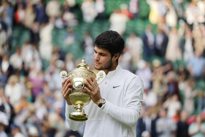 Carlos Alcaraz posa con el título de Wimbledon