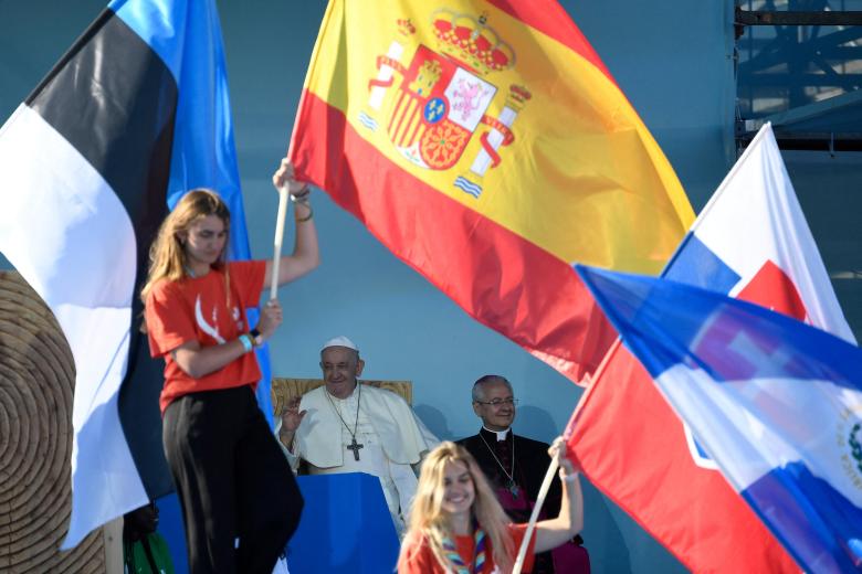 La bandera de España pasa por delante del Papa Francisco durante el desfile