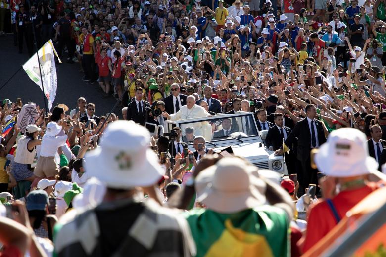 El Papa llega a la Colina del Encuentro donde le espera la multitud de jóvenes