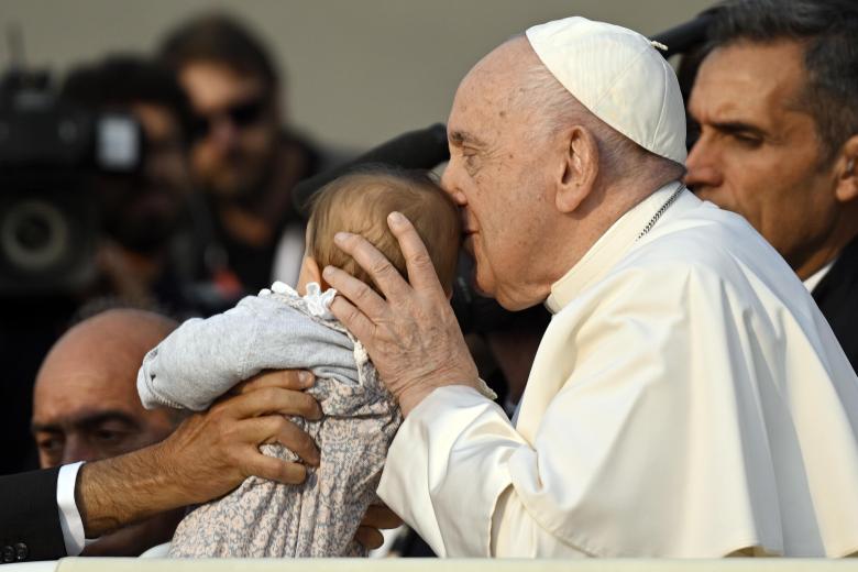 Los bebés han acompañado al Papa hasta el altar de Fátima