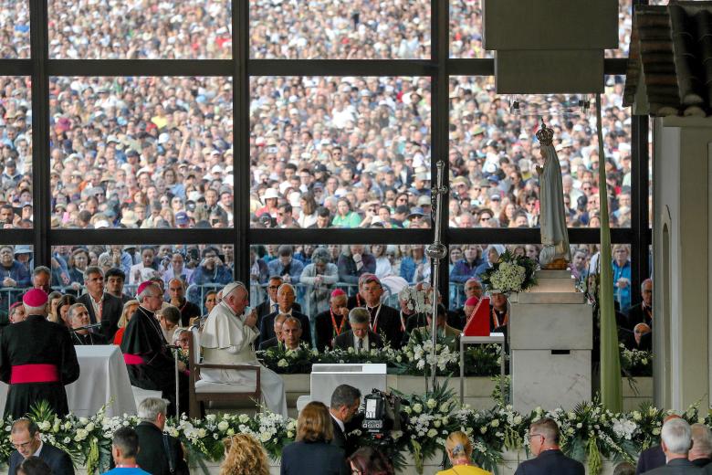 El Papa, durante el rezo del Rosario