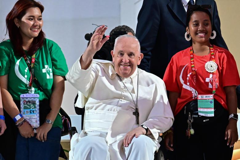 El Papa saluda a los cientos de miles de jóvenes reunidos en la vigilia de la JMJ