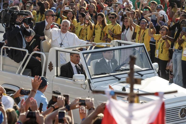 Los jóvenes han saludado al Papa antes de la Misa de envío